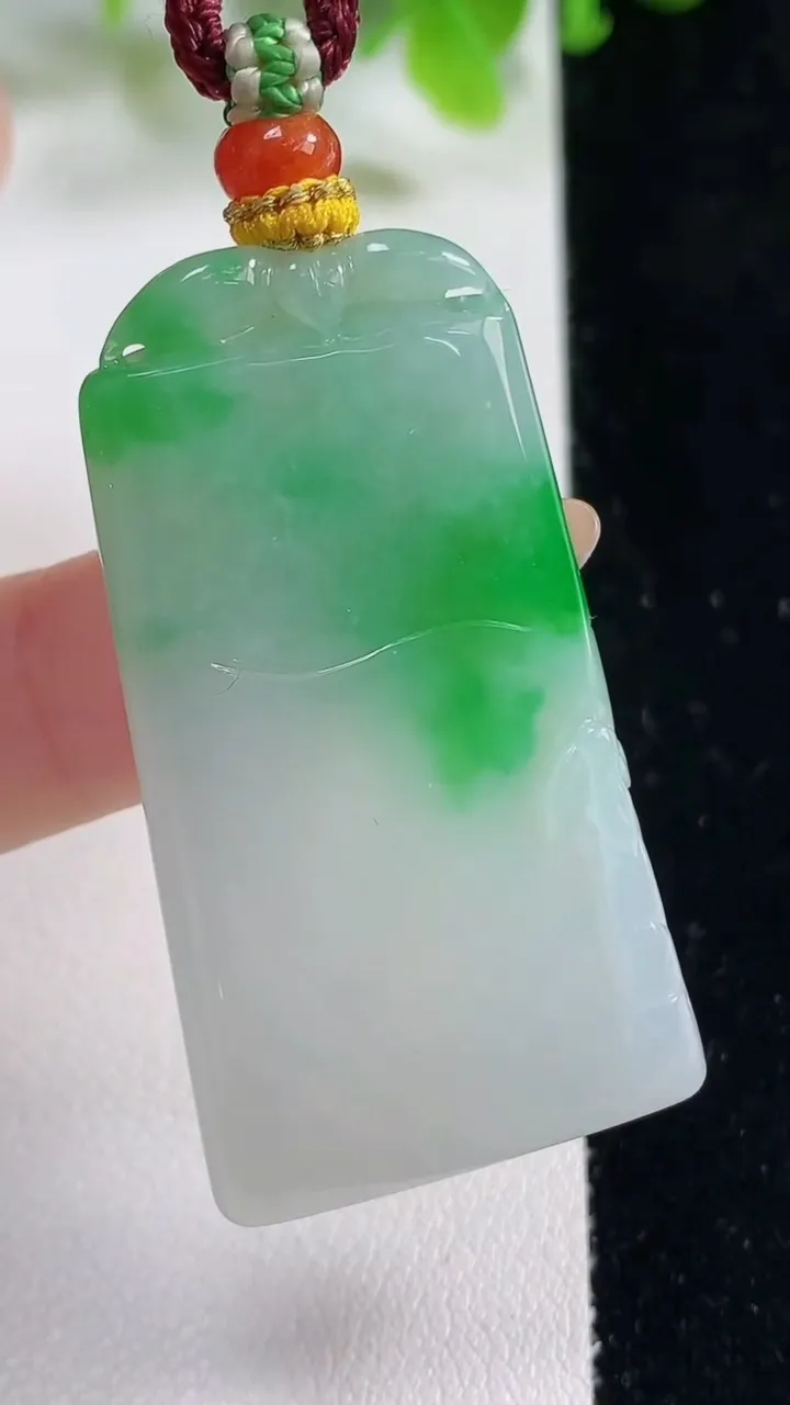 天然A货翡翠无事牌吊坠，尺寸45.7-25.2-5，重量:17.95g
11月6日