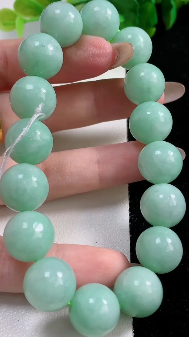 天然A货翡翠圆珠手串16颗，尺寸13.3，重量:64.54g11月6日
工厂直销收藏佳品,种好水足，色泽均匀，有种有色，上手高大气！