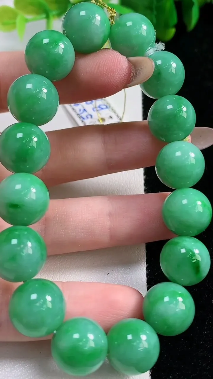 天然A货翡翠圆珠手串16颗，尺寸12.6，重量:55.00g11月6日
工厂直销收藏佳品,种好水足，色泽均匀，有种有色，上手高大气！