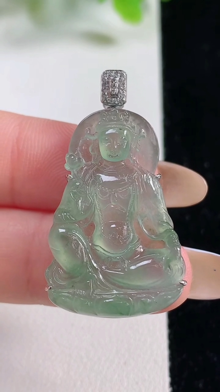 天然A货翡翠度母观音菩萨吊坠，尺寸30.8-19-6.3，重量:4.80g
11月6日