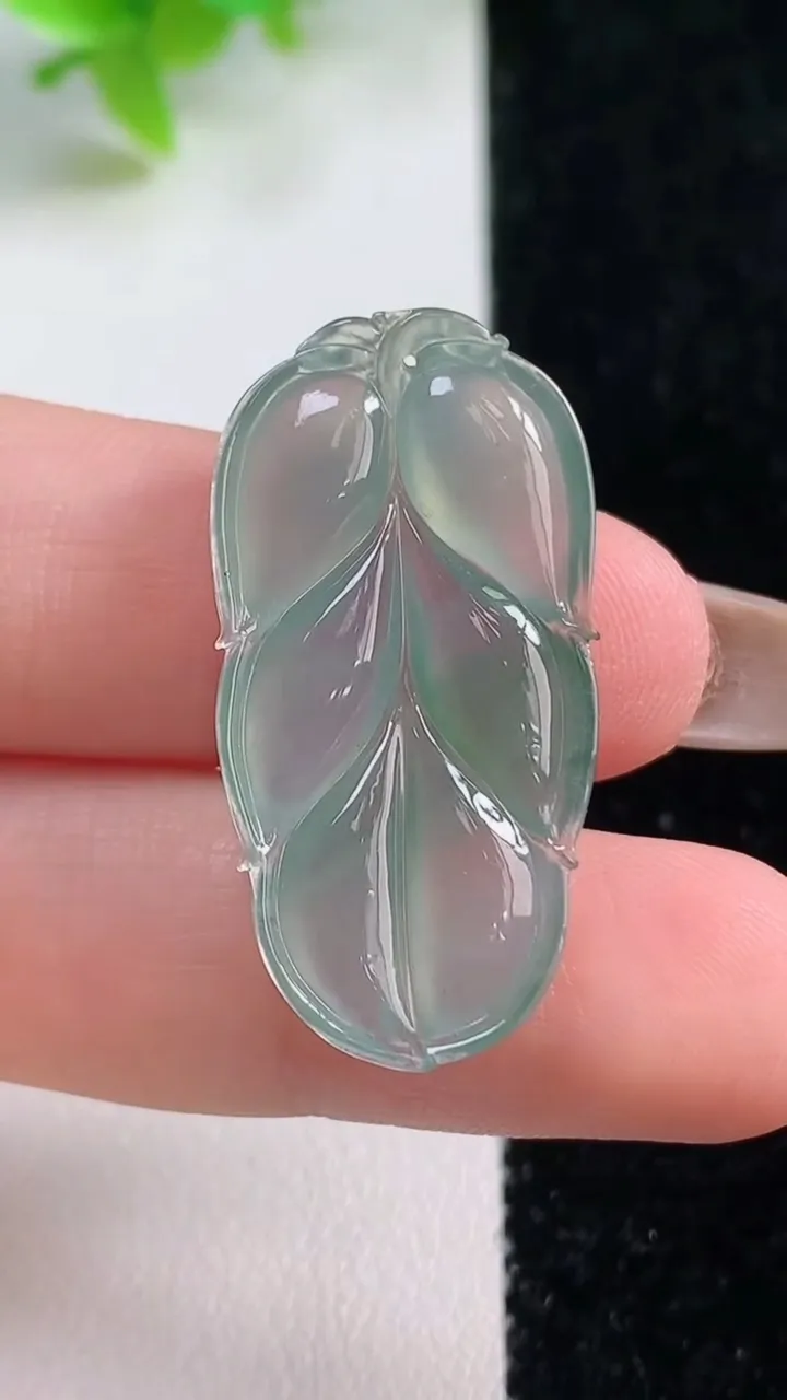天然A货翡翠金枝玉叶 叶子吊坠，尺寸31.7-16.3-4，重量:3.59g
11月6日