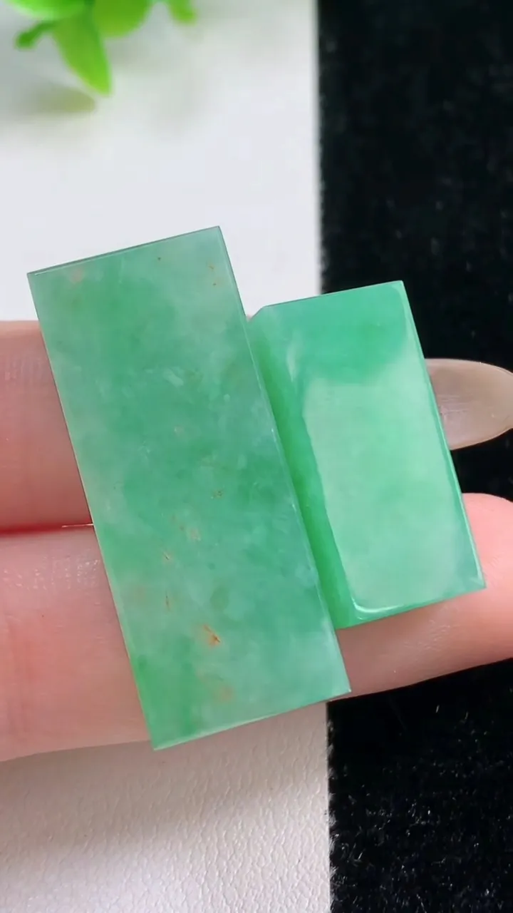 天然A货翡翠无事牌吊坠一对，尺寸34-13.7-6，重量:15.38g
11月6日