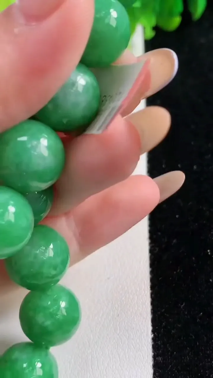 天然A货翡翠圆珠手串16颗，尺寸13.6，重量:67.74g11月6日
工厂直销收藏佳品,种好水足，色泽均匀，有种有色，上手高大气！