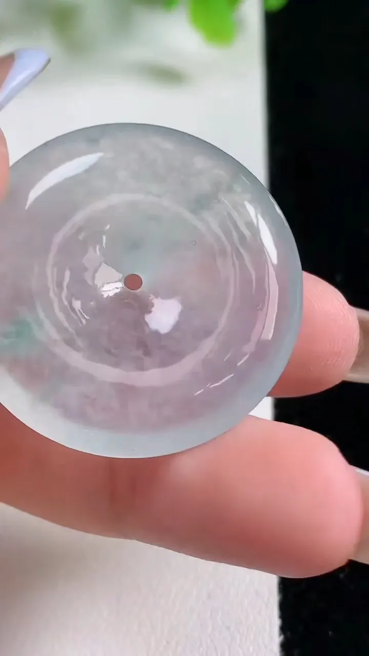 天然A货翡翠种飘花平安扣吊坠，尺寸33.2-5.5，重量:12.38g
11月6日