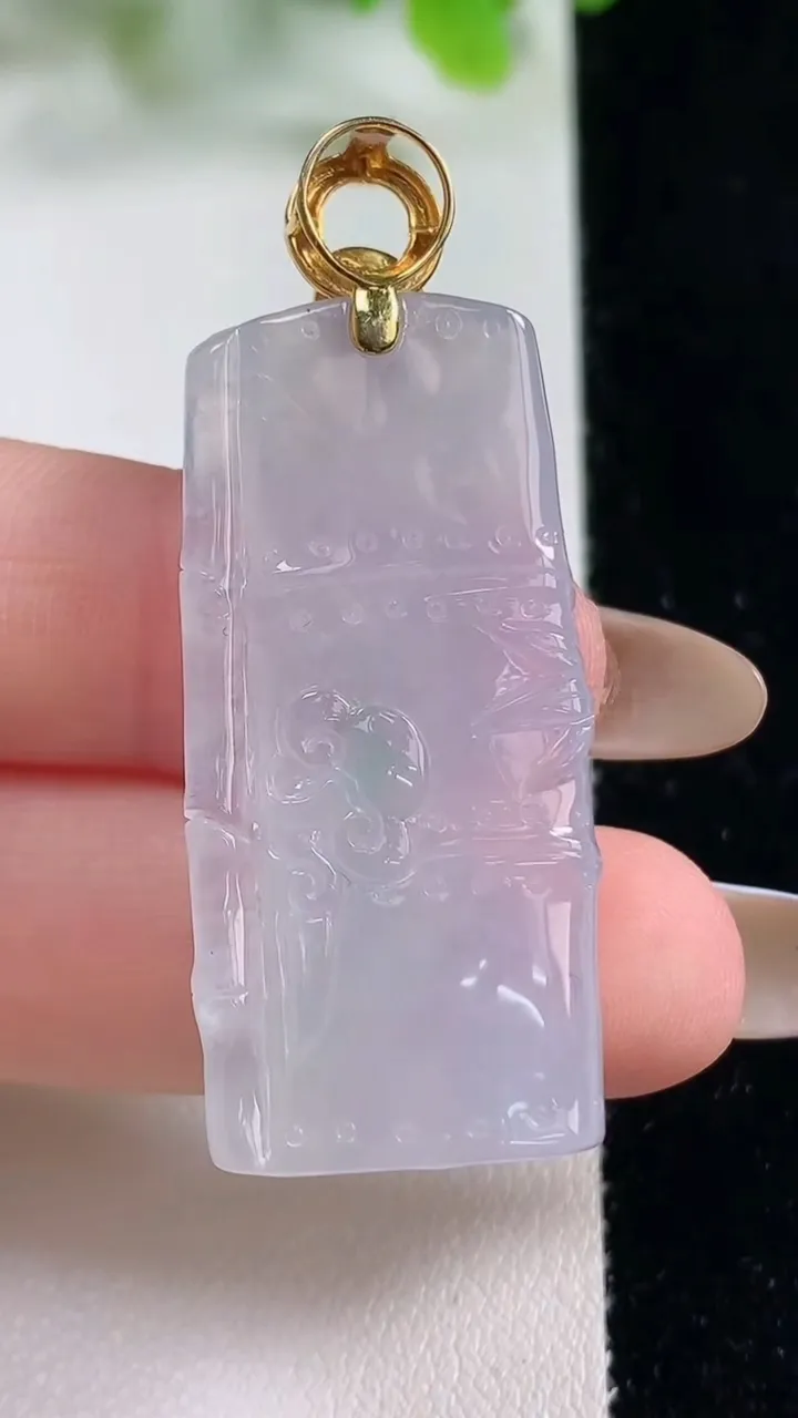 天然A货翡翠节节高升 竹节吊坠，尺寸40-18-6.5，重量:12.00g
11月6日