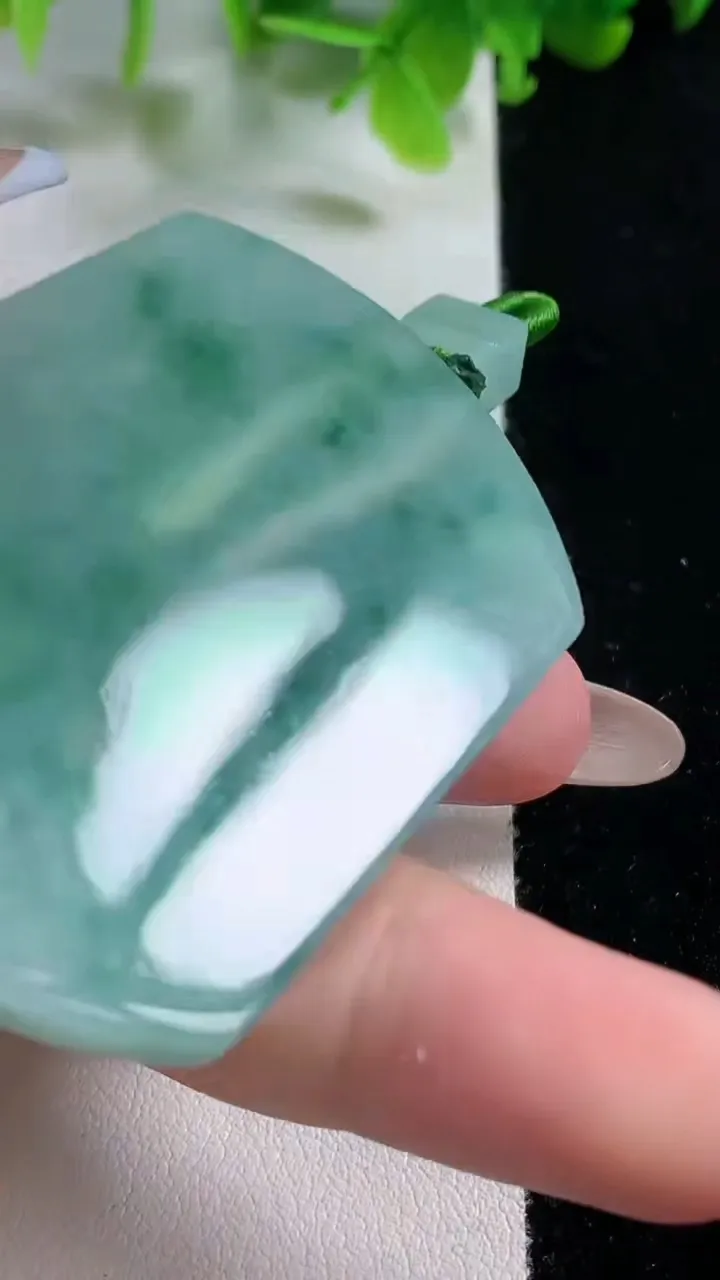 天然A货翡翠冰种飘花无事牌吊坠，尺寸55-40.6-5.8，重量:37.18g
11月6日