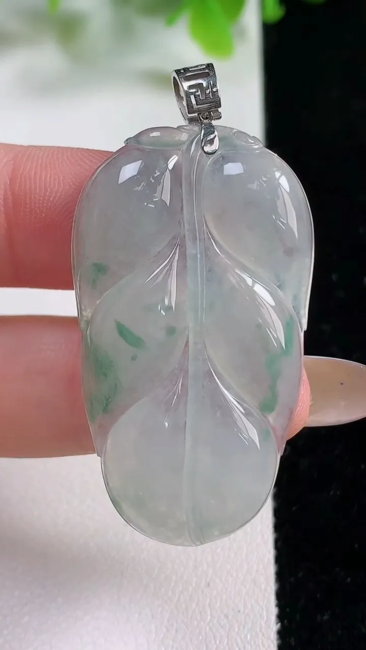 天然A货翡翠种飘花金枝玉叶 叶子吊坠，尺寸42.4-24.7-4.4，重量:9.11g
11月6日