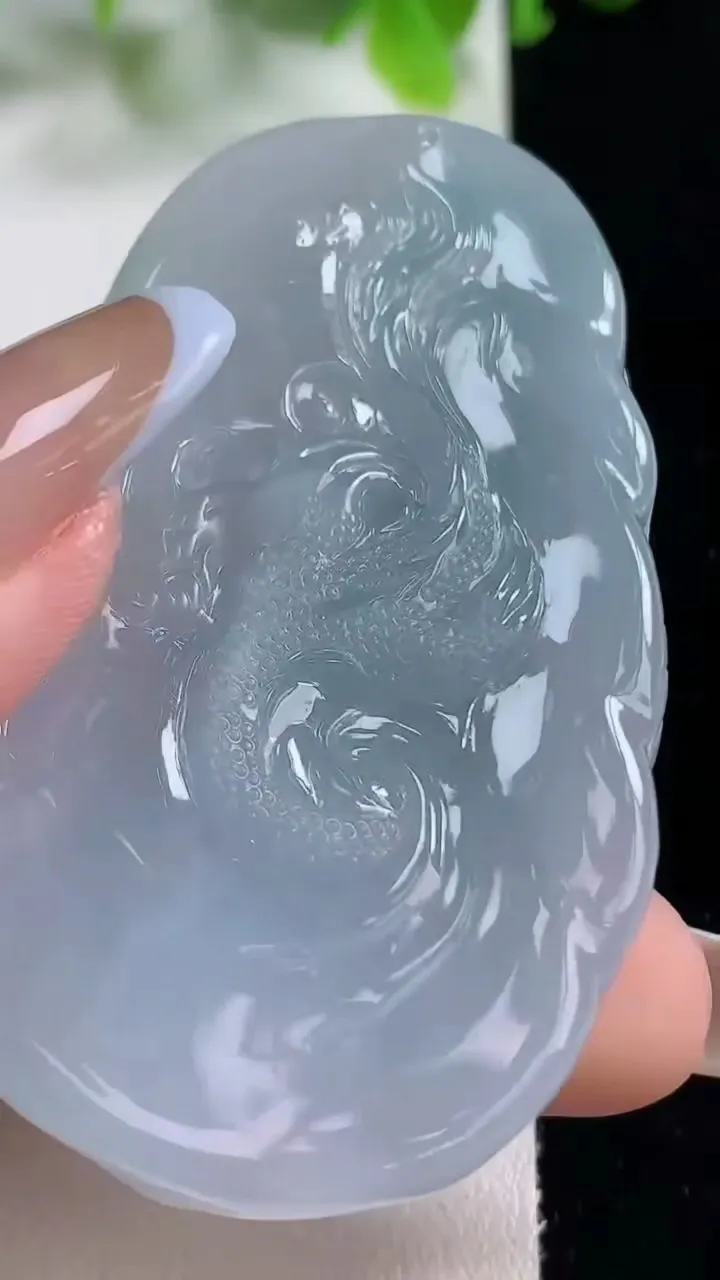 天然A货翡翠种春带彩 飘绿祥龙观音菩萨吊坠，尺寸63.8-35.4-11.5，重量:53.37g
11月6日