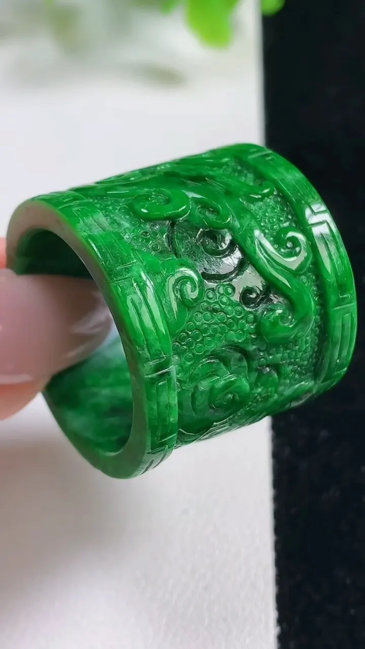 天然A货翡翠指环 扳指 戒指，尺寸23-24.4-3.4，重量:19.23g2025年11月6日
工