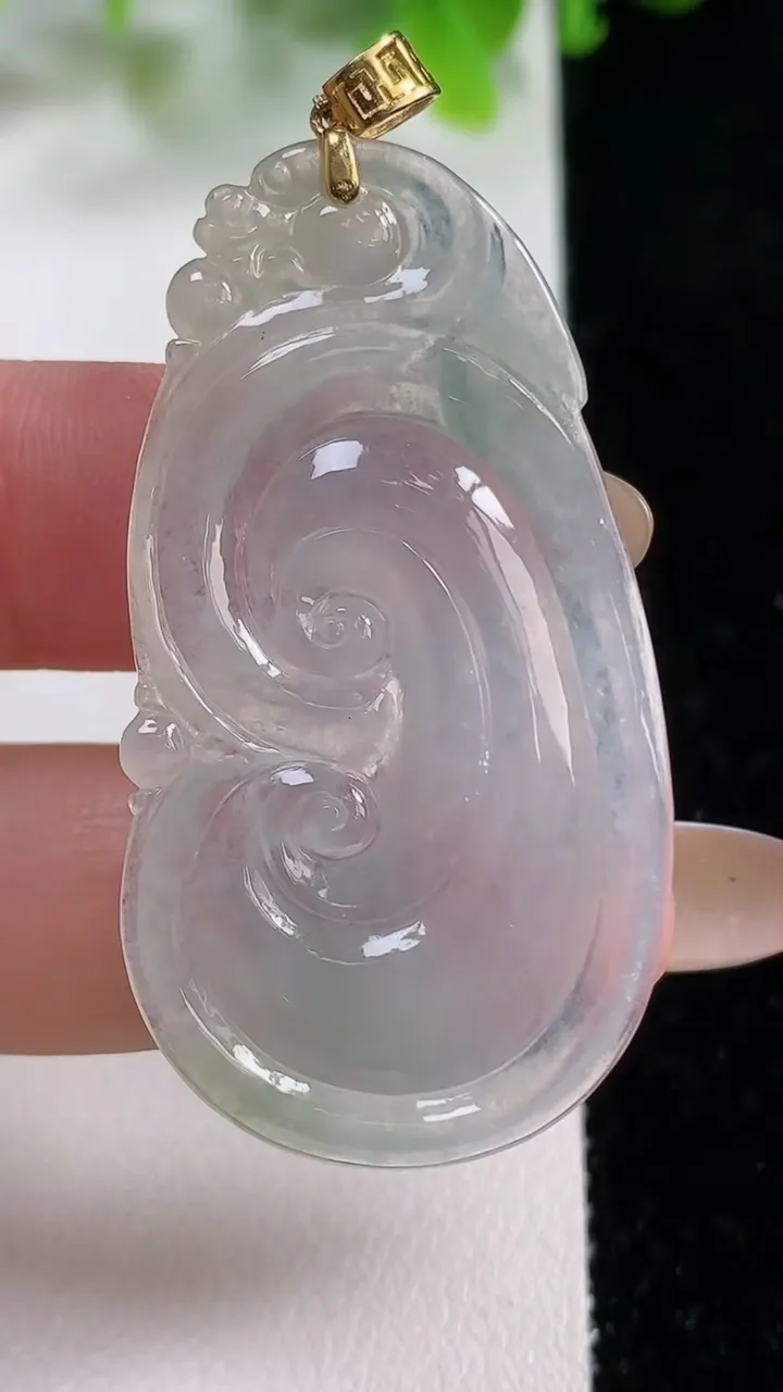 天然A货翡翠如意吊坠，尺寸46.5-24.8-4.3，重量8.18g
11月6日