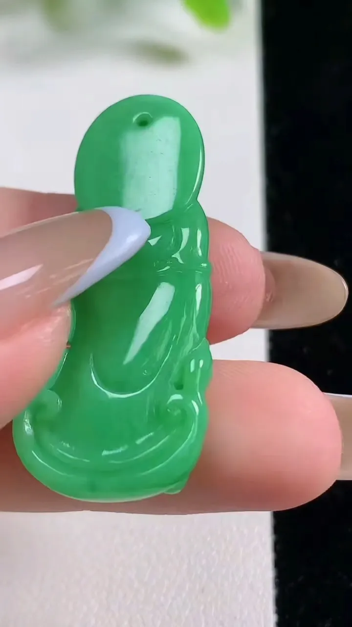 天然A货翡翠观音菩萨吊坠，尺寸38.8-16.3-5.5，重量:7.14g
11月6日