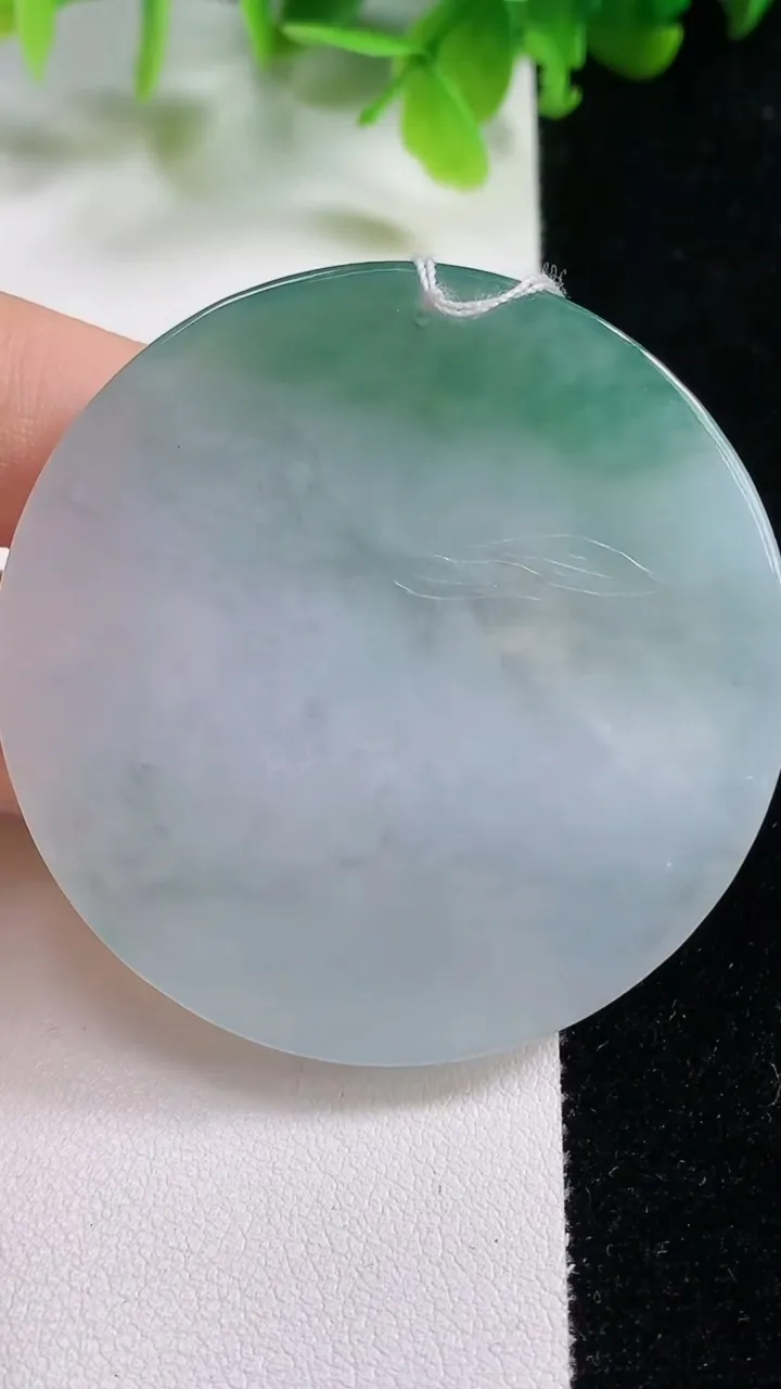 天然A货翡翠冰种飘花生肖兔吊坠，尺寸51-6.3，重量:31.21g
11月6日