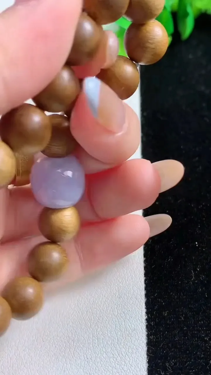 天然A货翡翠种紫罗兰路路通檀香手串，尺寸13.4-12.4，重量:9.37g11月6日
工厂直销收藏佳品,种好水足，色泽均匀，有种有色，上手高大气！