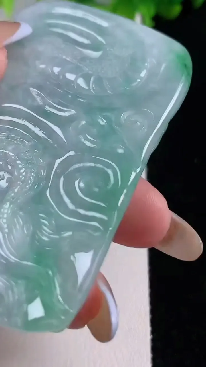 天然A货翡翠龙牌吊坠，尺寸68.5-40.5-11.3，重量:74.28g
11月6日