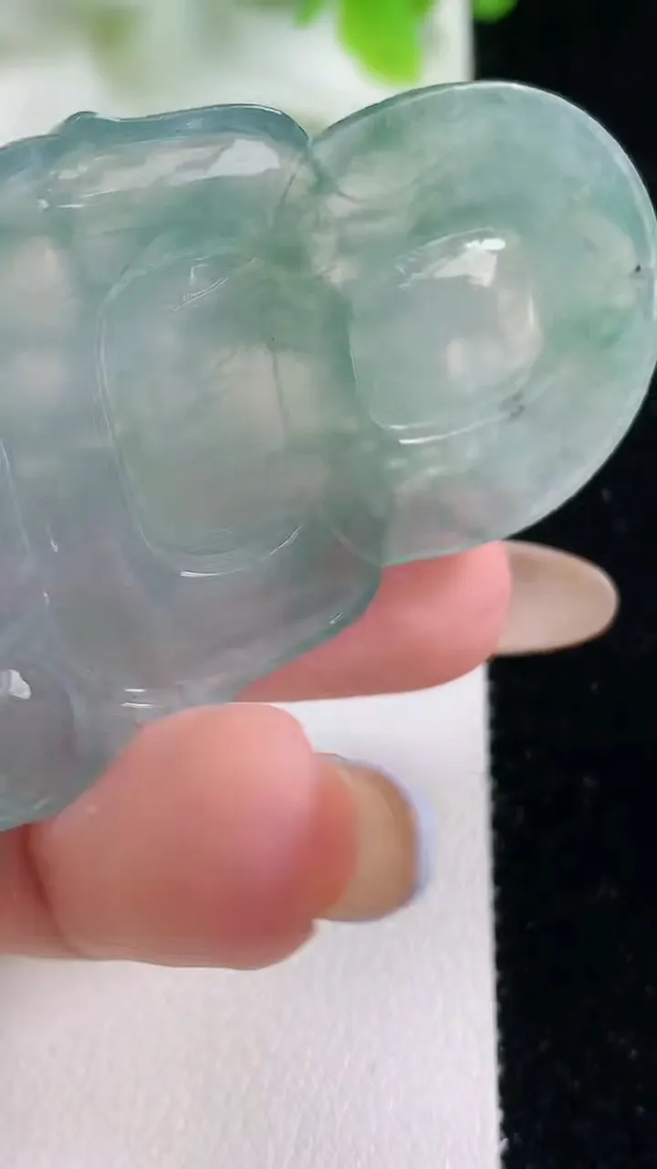 天然A货翡翠观音菩萨吊坠，尺寸57.5-36.8-6.4，重量:21.80g
11月6日