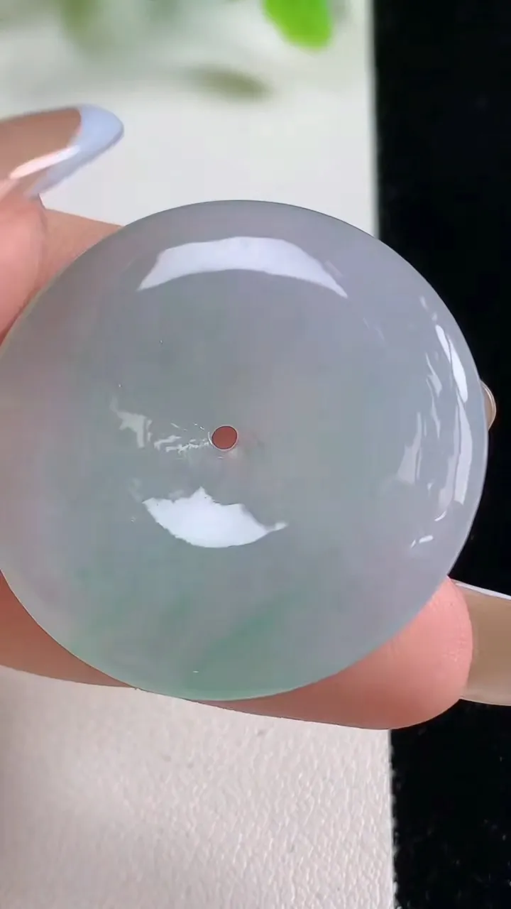 天然A货翡翠平安扣吊坠，尺寸34.3-5.3，重量:13.68g
11月6日