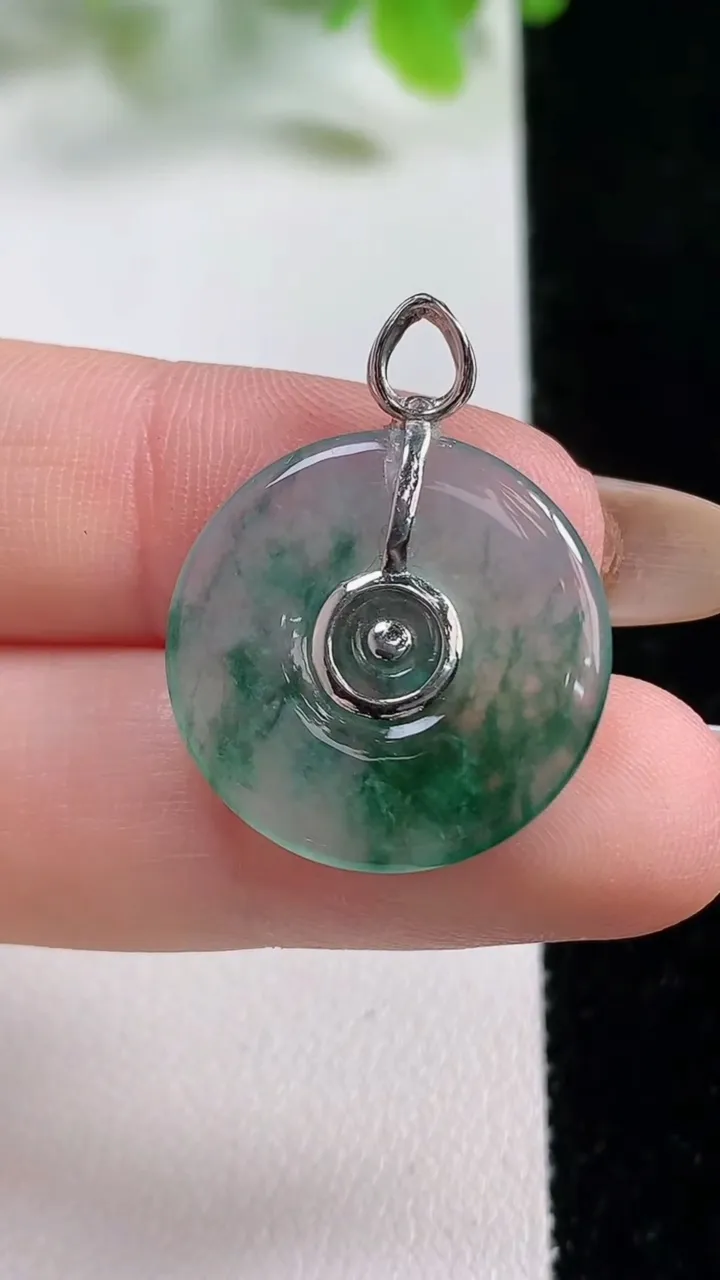 天然A货翡翠种飘花平安扣吊坠，尺寸20.8-2.7，重量:3.12g
11月6日