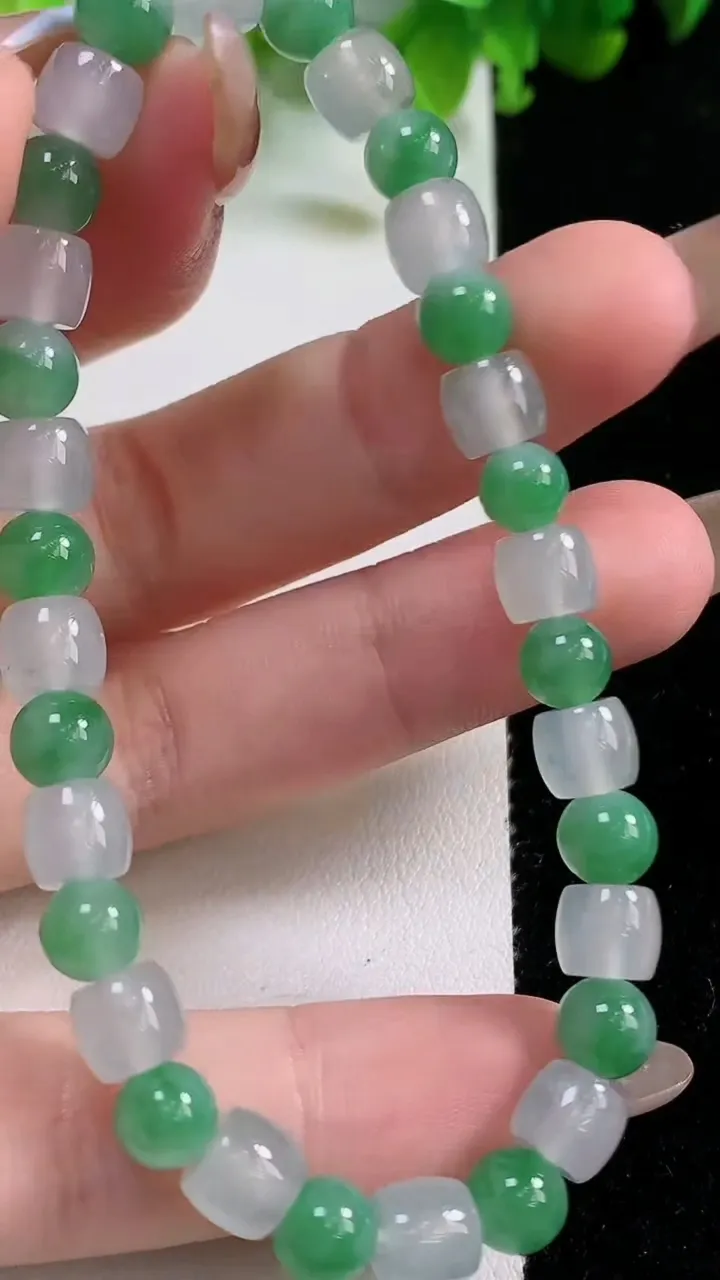 天然A货翡翠路路通手串32颗，尺寸6.5-5.5，重量:15.29g11月6日
工厂直销收藏佳品,种好水足，色泽均匀，有种有色，上手高大气！