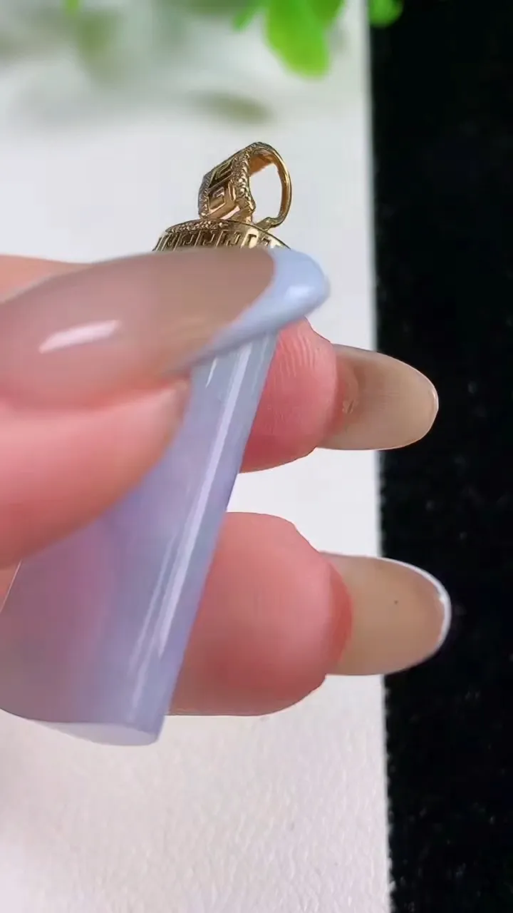 天然A货翡翠种春带彩 紫罗兰无事牌吊坠，尺寸35-17.2-5.7，重量:9.96g
11月6日