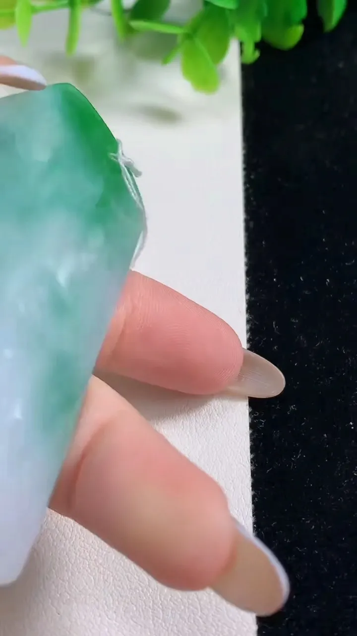 天然A货翡翠祥龙观音菩萨吊坠，尺寸73.2-47-6.6，重量:41.89g
11月6日