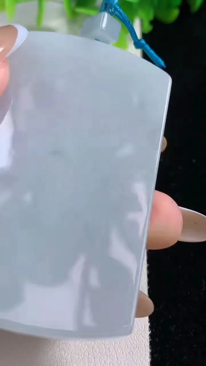 天然A货翡翠飘花无事牌吊坠，尺寸67.2-44.4-6.7，重量:58.20g
11月6日