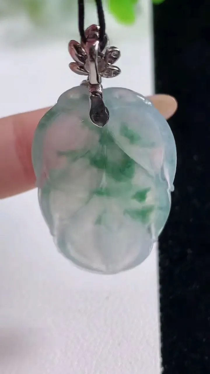 天然A货翡翠种飘花金枝玉叶 叶子吊坠，尺寸38.6-22.3-5，重量:8.97g
11月6日