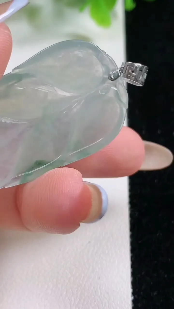 天然A货翡翠种飘花金枝玉叶 叶子吊坠，尺寸42.4-24.7-4.4，重量:9.11g
11月6日