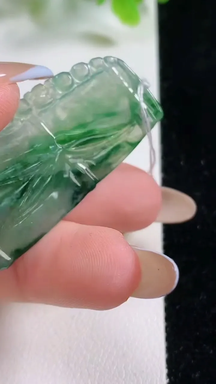 天然A货翡翠花节节高升 竹节吊坠，尺寸44.5-22.4-2.9，重量:7.19g
11月6日