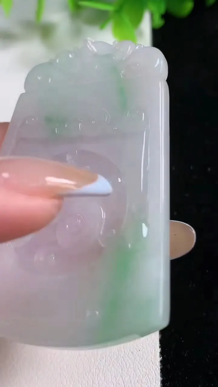 天然A货翡翠仿古无事牌吊坠，尺寸63-43.4-4.6，重量:28.33g
11月6日