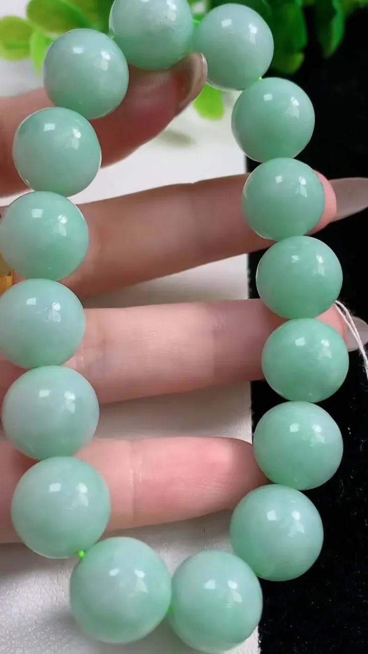 天然A货翡翠圆珠手串16颗，尺寸13.3，重量:64.54g11月6日
工厂直销收藏佳品,种好水足，色泽均匀，有种有色，上手高大气！