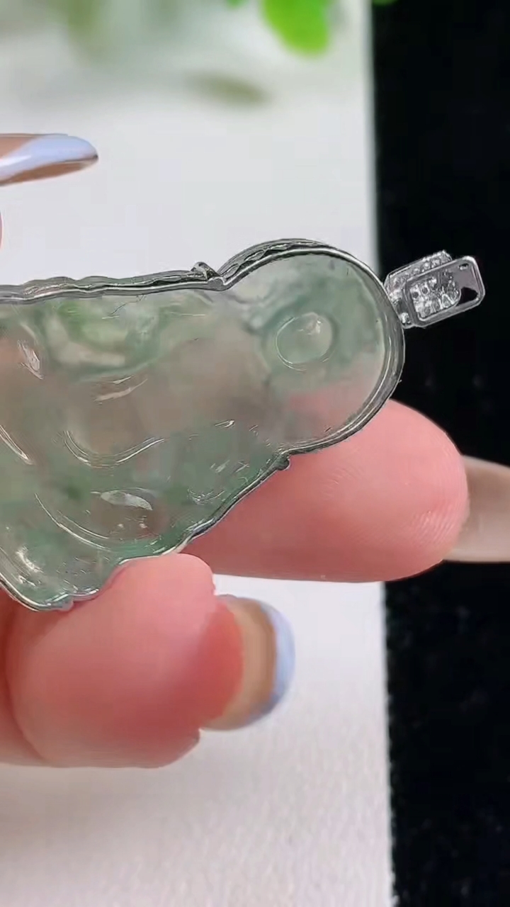 天然A货翡翠度母观音菩萨吊坠，尺寸30.8-19-6.3，重量:4.80g
11月6日