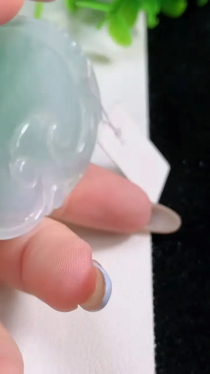 天然A货翡翠如意吊坠，尺寸54.5-42.4-6.3，重量:23.18g
11月6日