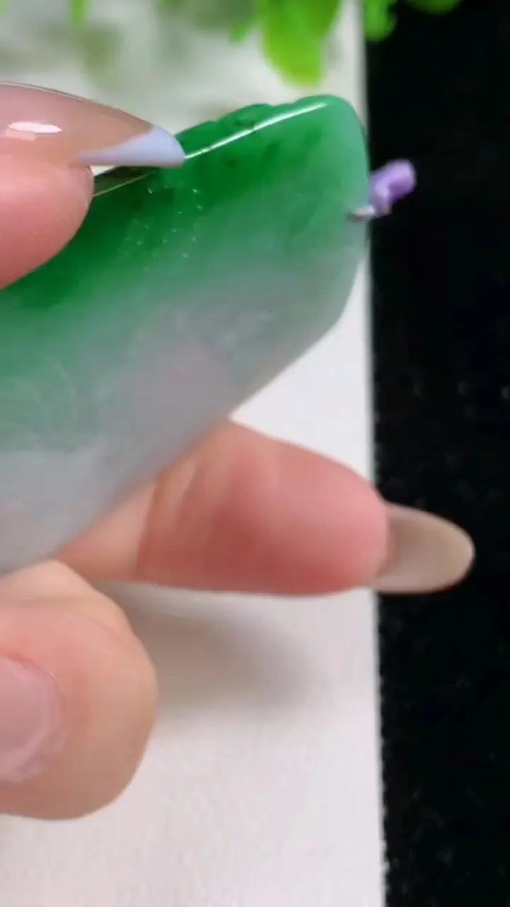 天然A货翡翠山水牌吊坠，尺寸64-37.6-6.1，重量:32.14g
11月6日