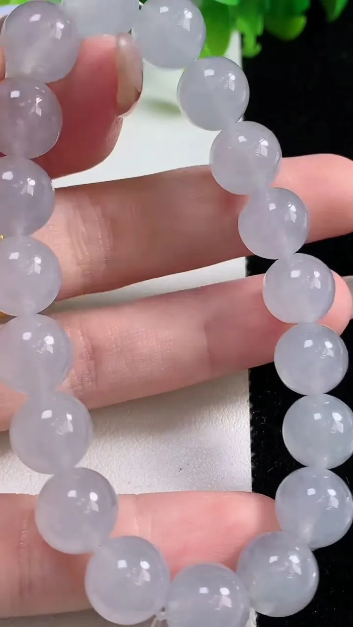 天然A货翡翠种白冰圆珠手串19颗，尺寸10.2，重量:35.21g11月6日
工厂直销收藏佳品,种好水足，色泽均匀，有种有色，上手高大气！