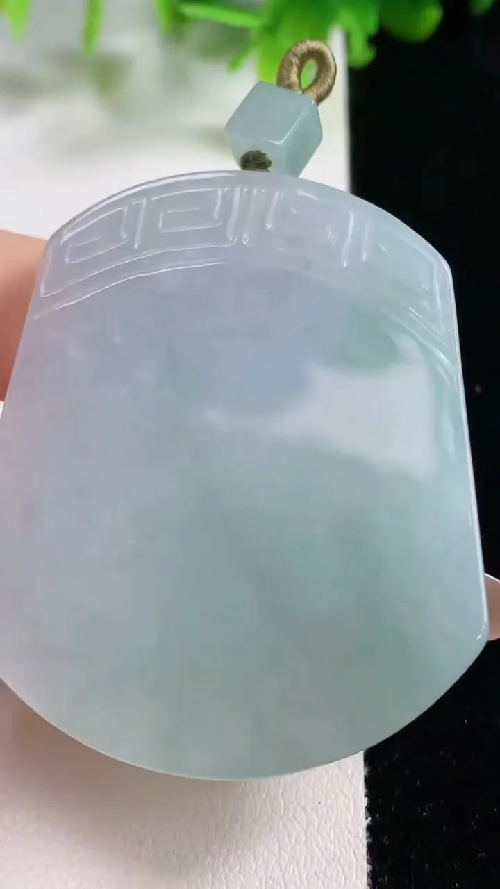 天然A货翡翠仿古无事牌吊坠，尺寸53.8-44-6.5，重量:40.59g
11月6日