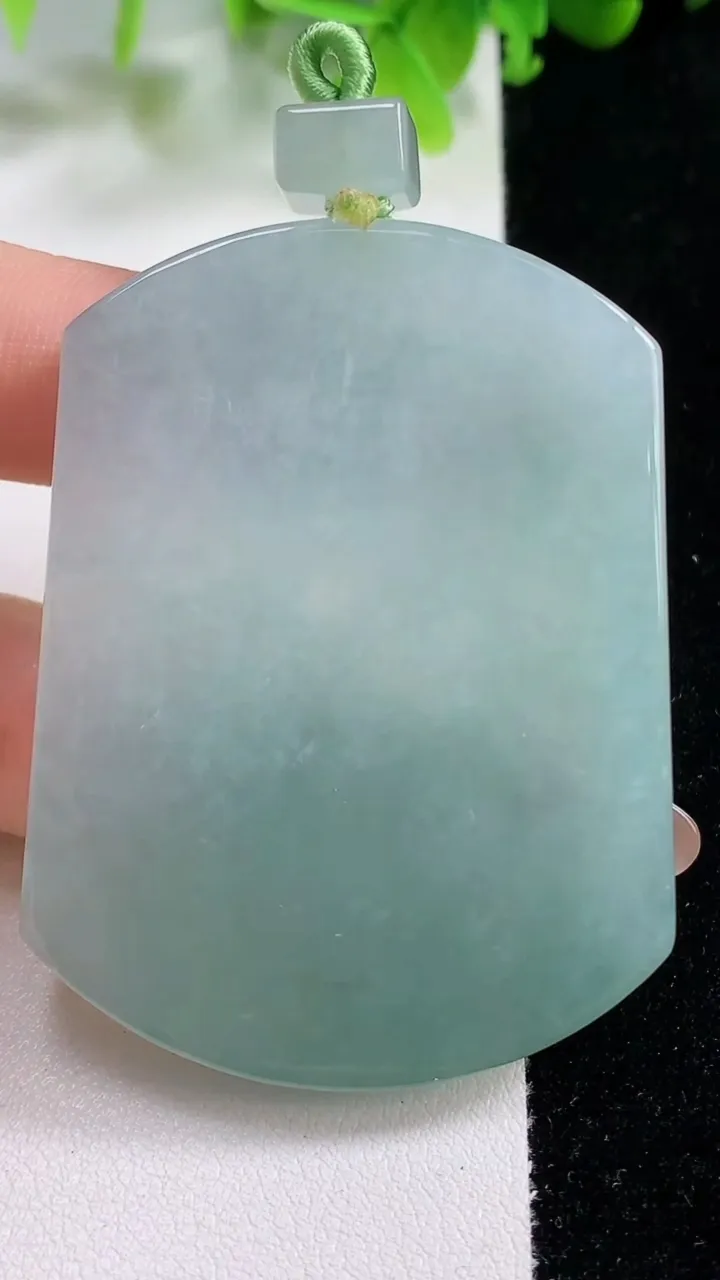 天然A货翡翠无事牌吊坠，尺寸56.2-42.4-6.3，重量:41.72g
11月6日