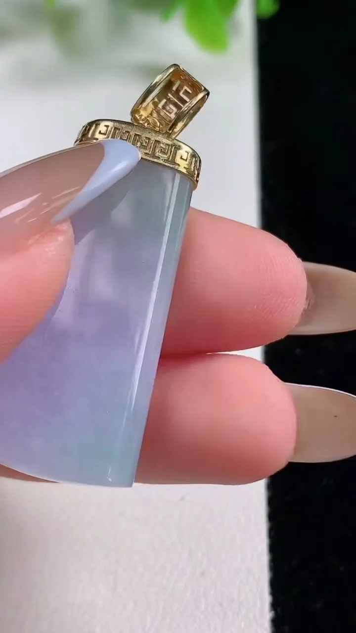 天然A货翡翠种春带彩 紫罗兰无事牌吊坠，尺寸35-17.2-5.7，重量:9.96g
11月6日