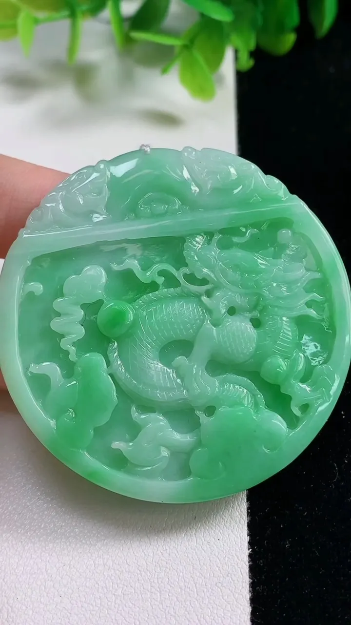 天然A货翡翠龙牌吊坠，尺寸51.6-6.3，重量:40.55g
11月6日