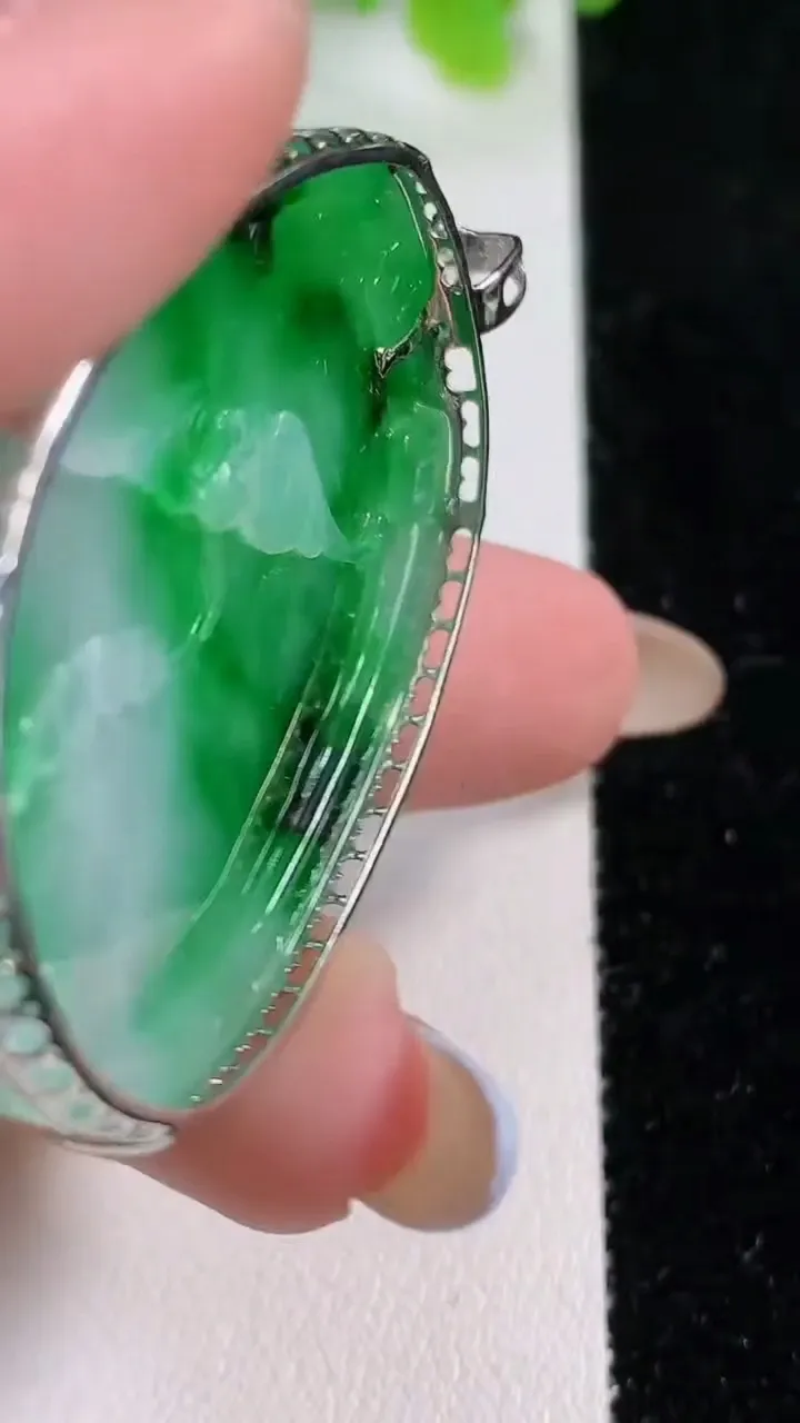 天然A货翡翠和和美美 荷叶鱼吊坠，尺寸45.8-34.4-8.4，重量:21.35g
11月6日