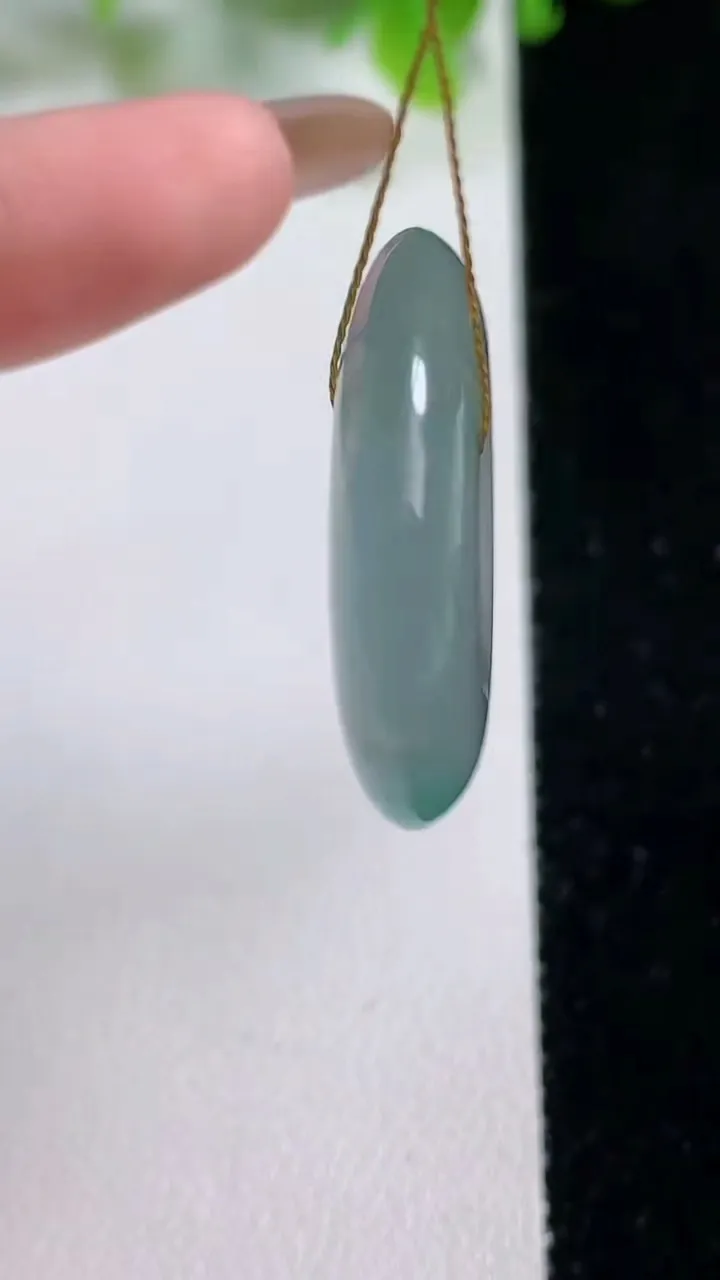 天然A货翡翠平安扣吊坠，尺寸28.2-6.3，重量:10.54g
11月6日