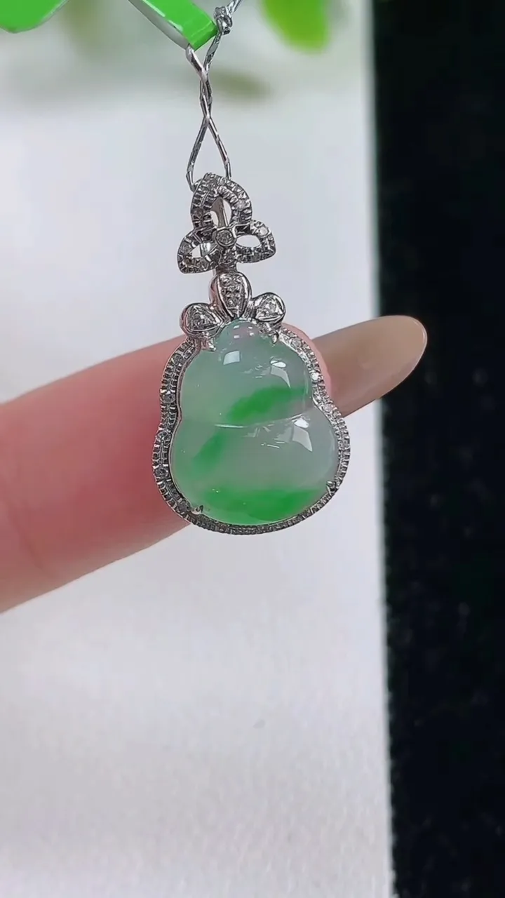 天然A货翡翠葫芦吊坠，尺寸22.3-12.4-5.9裸石头12.3-10.2，重量:1.77g
11月6日，重量:1.77g