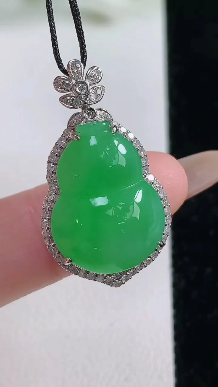 天然A货翡翠葫芦吊坠，尺寸29.3-16.8-9.8裸石18.8-14，重量:4.71g
11月6日