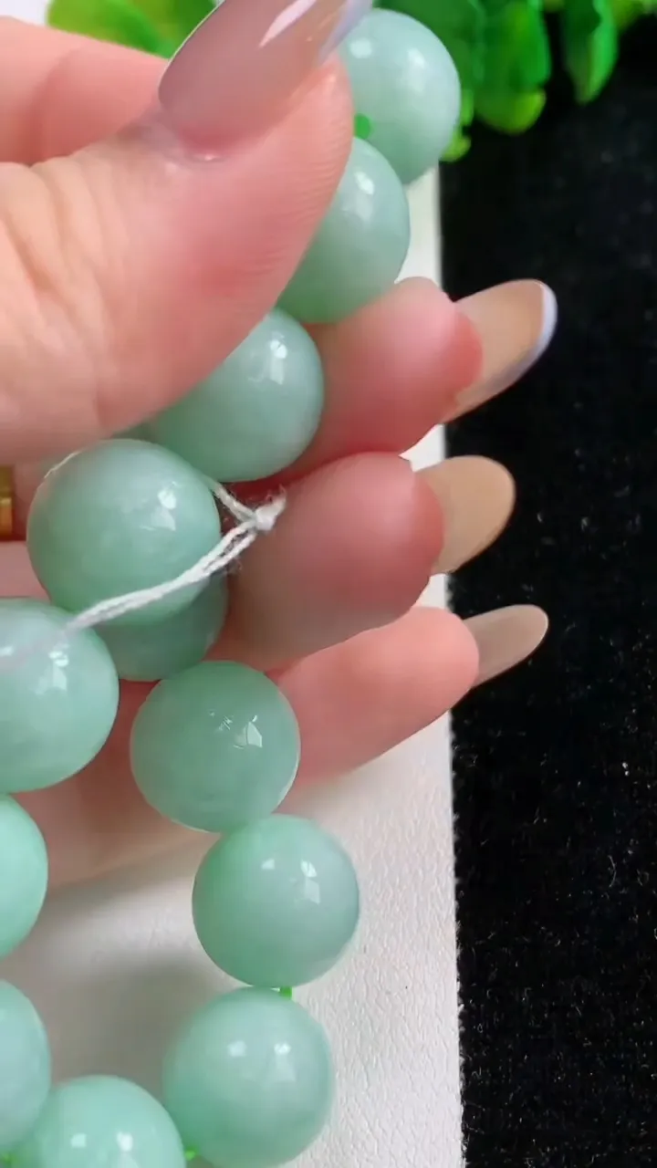 天然A货翡翠圆珠手串16颗，尺寸13.3，重量:64.54g11月6日
工厂直销收藏佳品,种好水足，色泽均匀，有种有色，上手高大气！