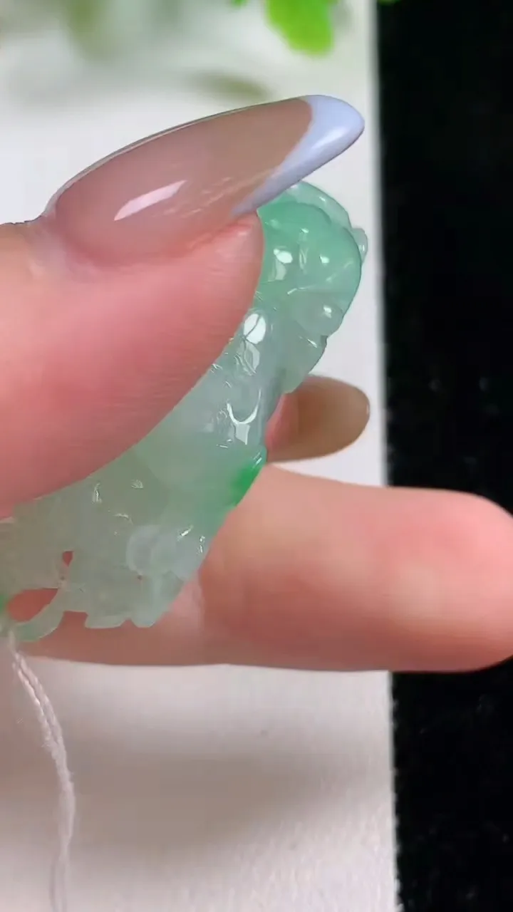 天然A货翡翠貔貅吊坠，尺寸40.8-19.8-12.2，重量:19.75g
11月6日