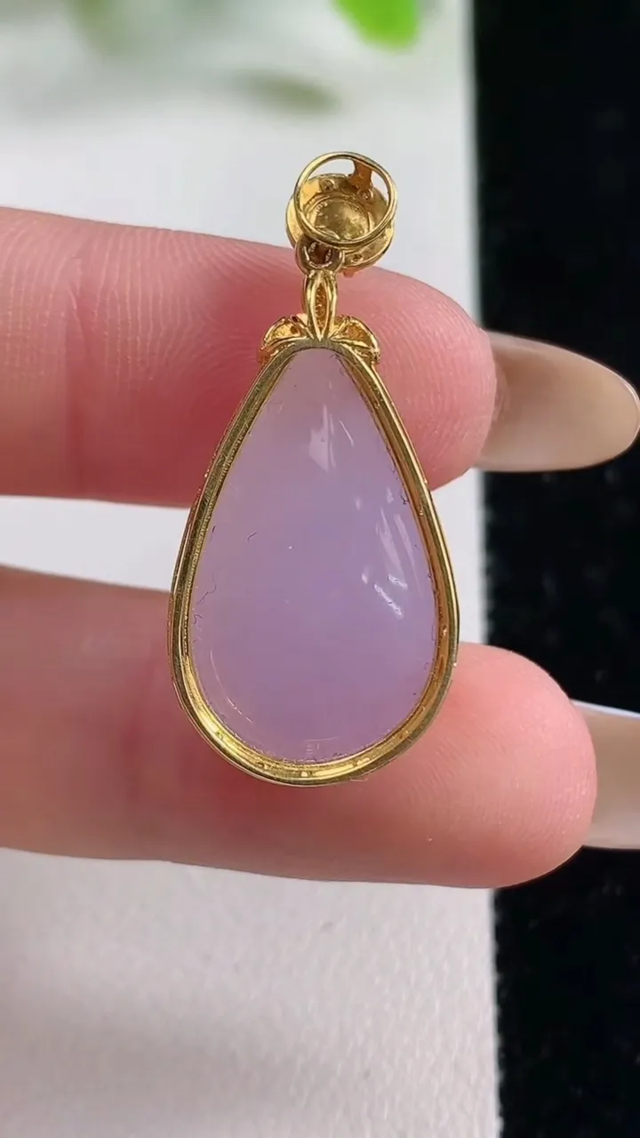 天然A货翡翠种紫罗兰水滴吊坠，尺寸31.3-14.6-8裸石头22.3-12.8，重量:4.44g
11月6日
