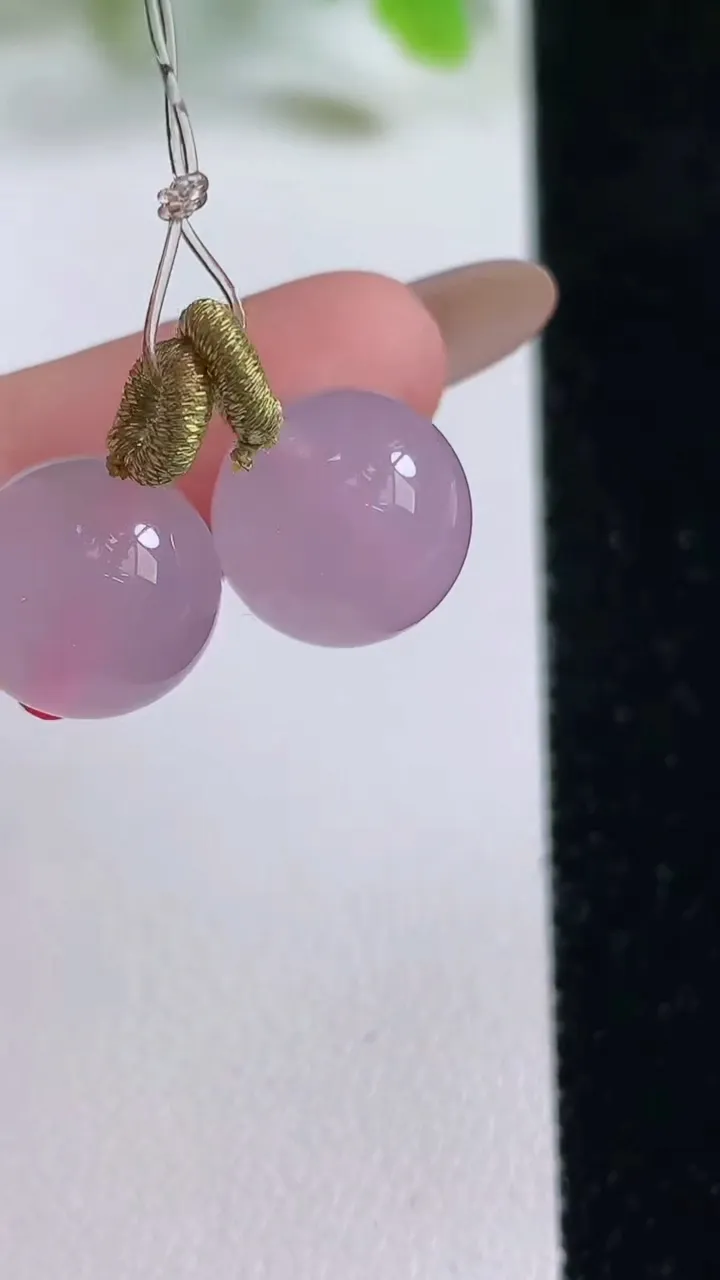 天然A货翡翠冰种粉紫罗兰圆珠吊坠一对，尺寸11.3，重量:5.32g
11月6日