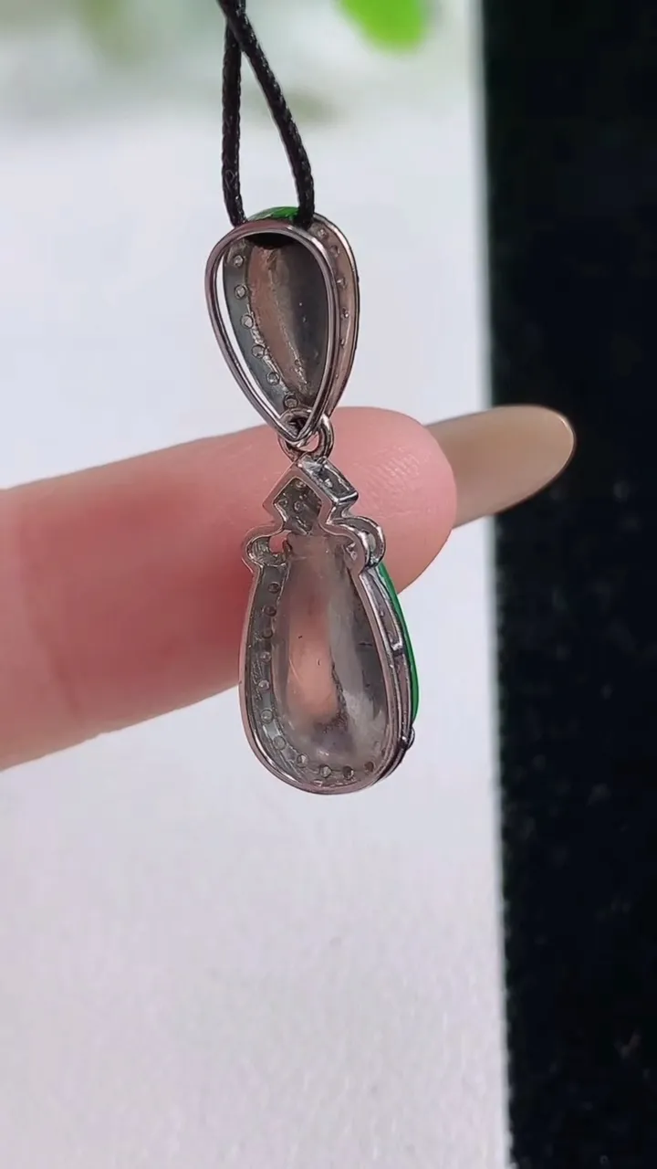 天然A货翡翠水滴吊坠，尺寸26.7-8.4-6.2裸石12.4-6.6，重量:2.17g
11月6日
