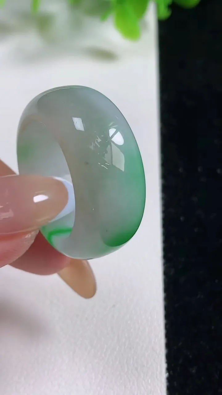 天然A货翡翠扳指 戒指 指环，尺寸20.5-11.8-4.5，重量:12.66g2025年11月6日
工厂直销收藏佳品,种好水足，色泽均匀，有种有色，上手高大气！