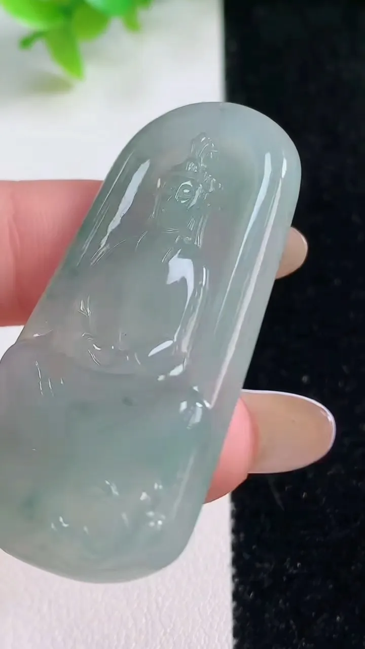 天然A货翡翠冰种飘花观音菩萨吊坠，尺寸48.7-24.8-4.8，重量:12.77g
11月6日