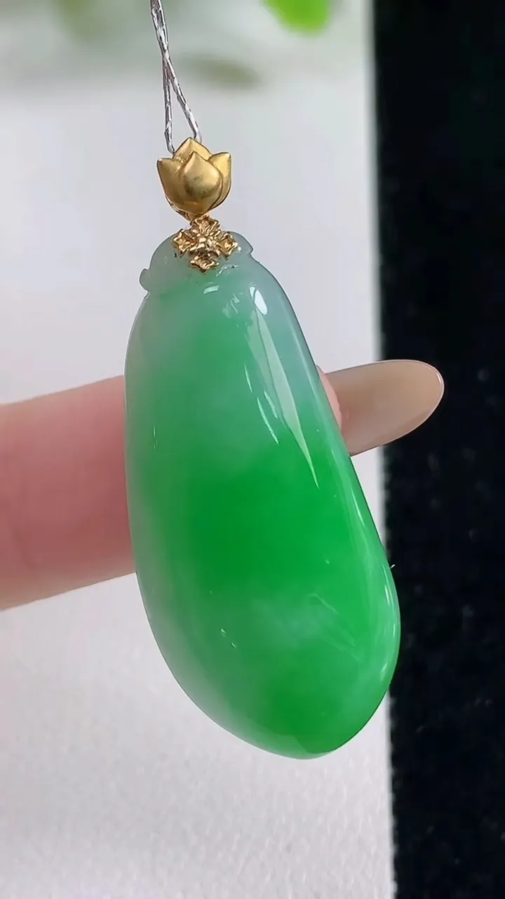 天然A货翡翠福瓜吊坠，尺寸33-15-6.8，重量:6.60g
11月6日